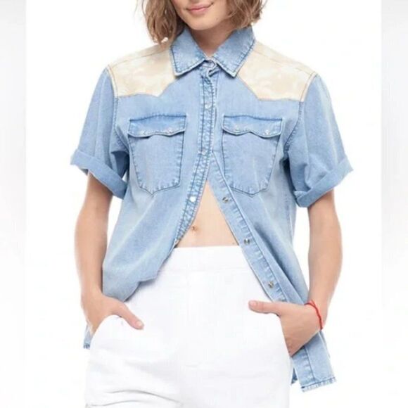 SANDRINE ROSE Western Floral Chambray Denim Top Pearl Snap Pockets Light Wash S - Picture 2 of 13